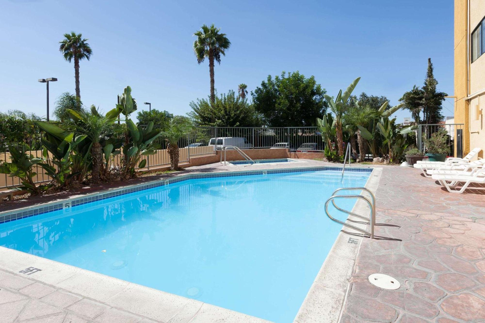 Hotel Ramada Plaza by Wyndham Garden Grove/Anaheim South Exterior foto